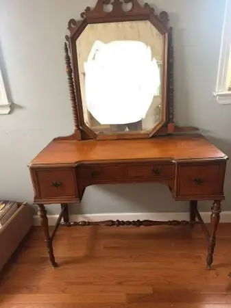 VINTAGE ANTIQUE FURNITURE SET  *** SLIGHTLY  NEG