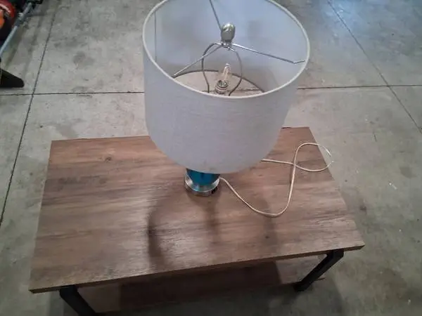 Coffee table and lamp like new