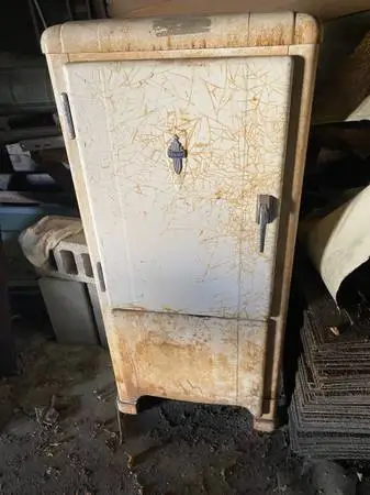 Antique Kelvinator refrigerator. Square body. This is a very cool