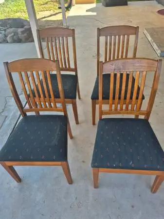 Set of 4 chairs, good condition! Aurora 80010 $20