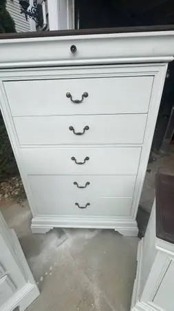 BEAUTIFUL Chest & Nightstand Dresser Set