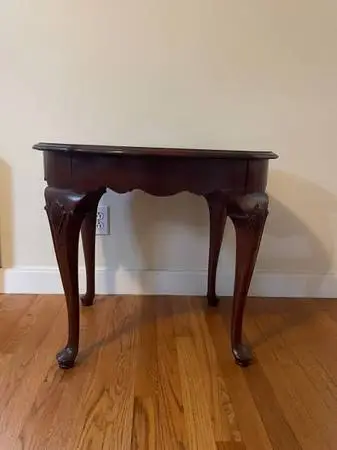 Ethan Allen Georgian Court Scalloped Shell Carved Side or Accent Table