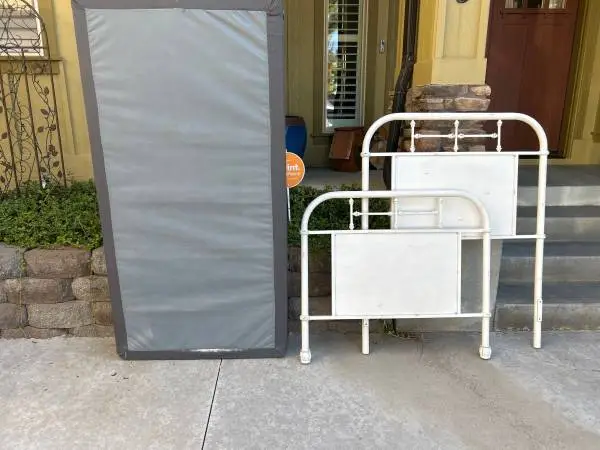 Very nice twin bed and box spring