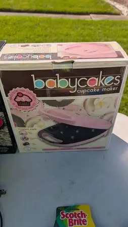 Baby cakes cupcake maker only used a couple of times