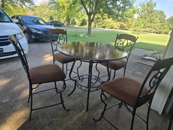 Beautiful Dining Table and Chairs