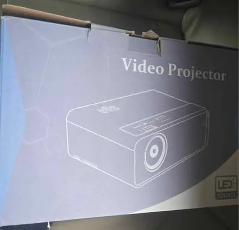 Projector w/ stand & 100 screen