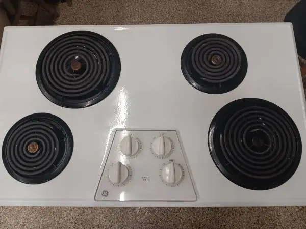 36 White Electric  4-Burner Cook-Top