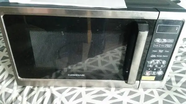 Microwave- Farberware (0.9 cubic ft)