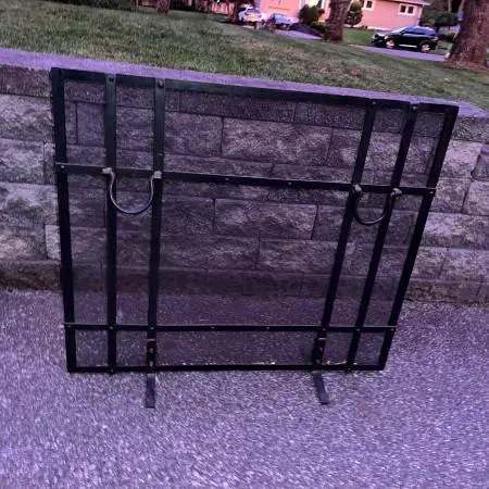 HEAVY DUTY STANDING METAL FIREPLACE SCREEN
