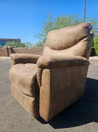 LAZY BOY JAMES POWER RECLINER W/ POWER HEADREST & LUMBAR