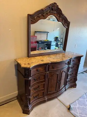 Dresser and Night Stand in Excellent Condition