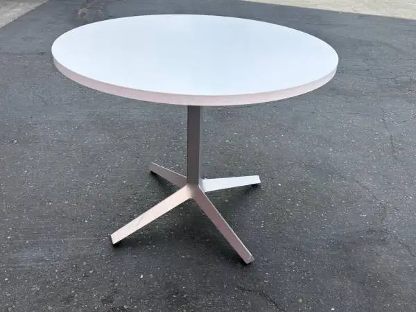 Modern Knoll Table - good apartment sized kitchen table