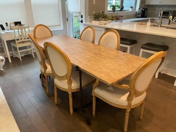 High Quality Oak Finish Dining Room Table (includes 6 chairs)