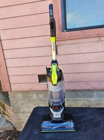 Bissell 3059 CleanView Allergen Pet Lift-Off Upright Vacuum -Very Nice