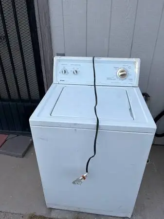 A white washer kenmore very good condition reqdy to use