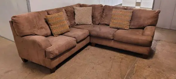 Brown Sectional (I CAN DELIVER)