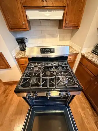 Kenmore gas stove . 5 burners