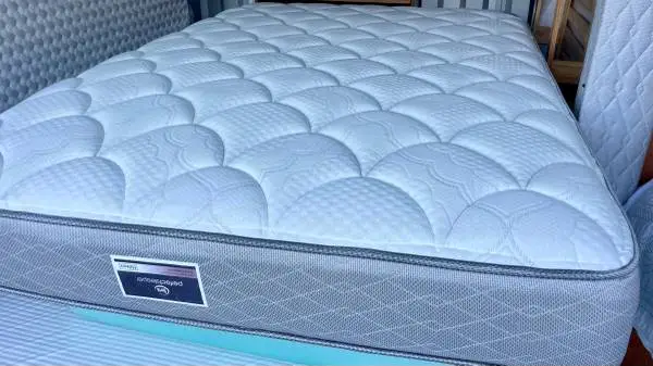 QUEENSIZE DOUBLE SIDED FLIPPABLE STIRE DISPLAY MATTRESS OR SET