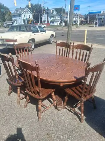 KITCHEN TABLE & CHAIRS
