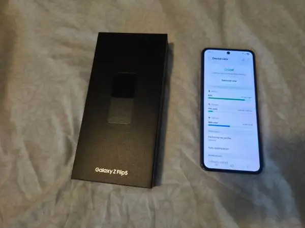 Excellent Unlocked Samsung Z flip5 with its box for $270