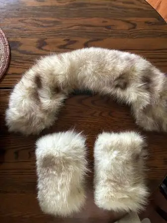 Fur collar with 2 cuffs
