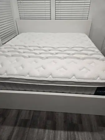 KING IKEA MALM BED WITH LEESA PLUSH MATTRESS/ CAMA KING CON COLCHON BASE