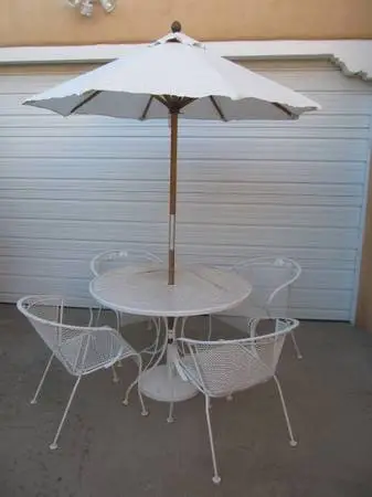 Vintage Russell Woodard Metal Outdoor Patio Table 4 Chairs Umbrella