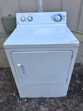 Completely reconditioned GE clothes dryer in good working condition. Delivery av
