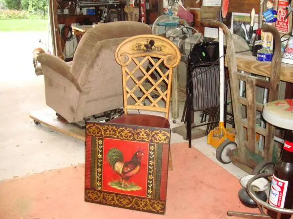 rooster pic plus metal chair with rooster scene on back all for