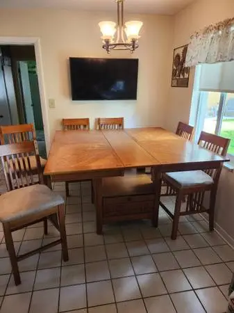 Dining Table w/ 6 chairs
