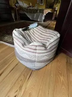 Foot seat - pouf?