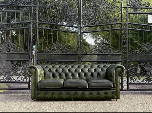 Vintage tufted leather English Chesterfield in olive green ￼