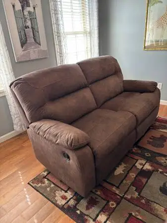 Love Seat Recliner, Excl Cond, Lightly Used