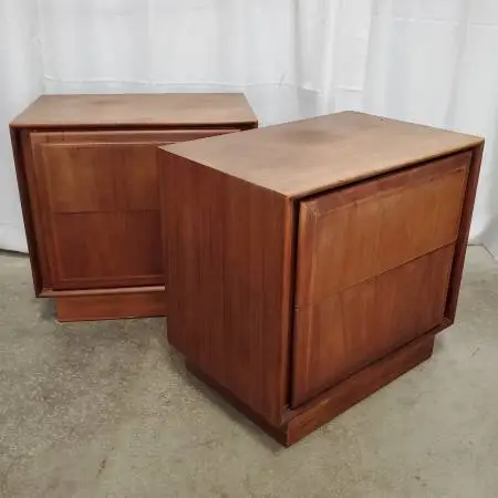 Pair 1970s Arthur Umanoff for Dillingham Walnut 2-Drawer Nightstands