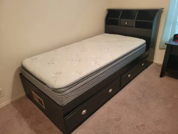 identical twin beds with mattress