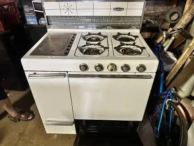 Glenwood gas on gas stove with left hand burner and griddle