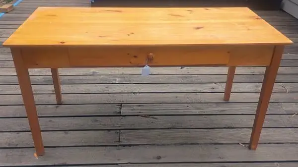 Beautiful Solid Hardwood Table In Excellent Condition!