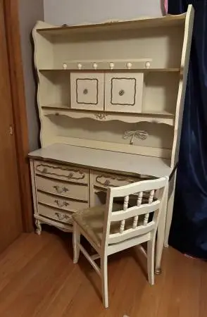 Beautiful Vintage 70s Bonnet Collection French Provincial Bedroom