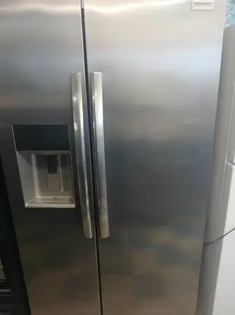 ~~~~> Frigidaire counter depth SxS Refrigerator w/ disp.