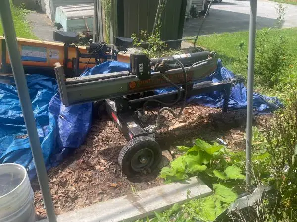 Dirty Hand Tools 22 ton wood splitter