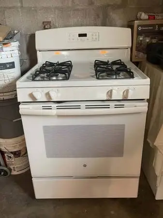 GE GAS STOVE -  3YRS OLD