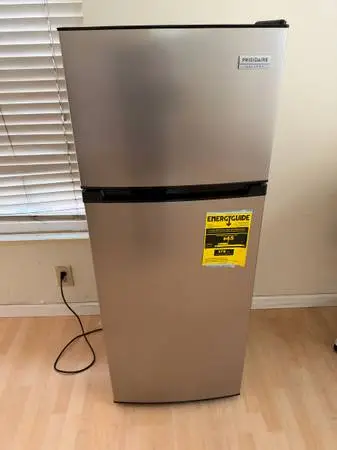 Frigidaire Gallery 7.5 CU. FT Top Mount Fridge, Platinum