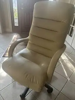 Nice full cut leather office chair / $ 50.00.00 (Dayton / Bellbrook