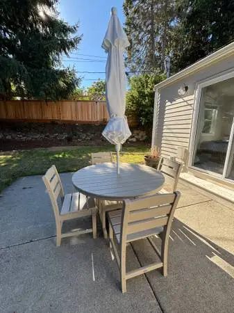 POLYWOOD Patio Table & Chairs + Umbrella and Stand – Excellent Conditi