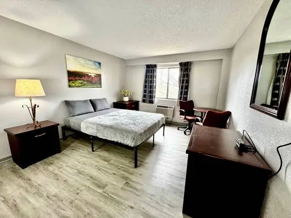 Kings Quarters, Furnished studio w/ kitchenette, NO DEPOSIT REQUIRED