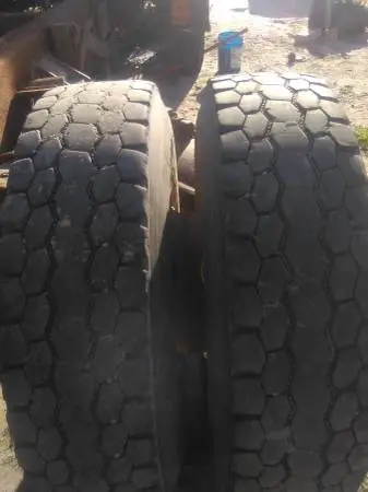 12 R 22.5 Tires on Steel Hub Pilot Wheels