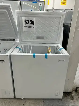 7.0 Cu Ft NEW scratch and dent Cheat Freezer
