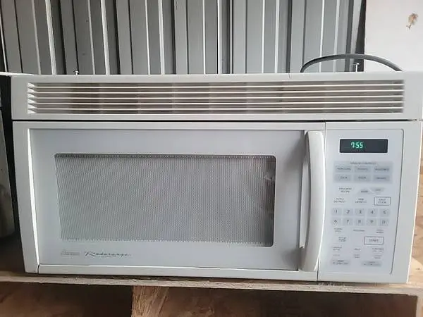Over the Counter/Stove Microwave, Amana Radar Range, 1000W