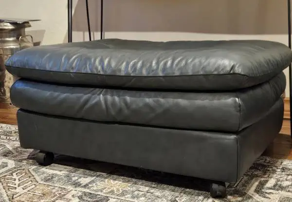 Ottoman w/casters