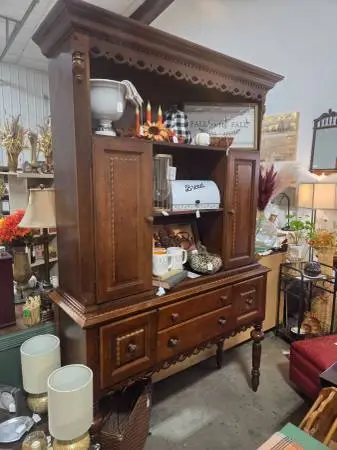 Broyhill 2-Piece Hutch